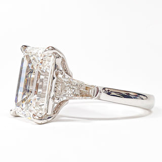 Emerald Cut with 2 Tapers Ring – Lab-Grown Diamond – 14K/18K White Gold – 2 Side Stones