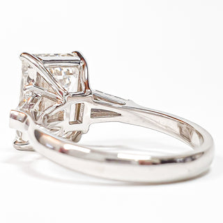 Emerald Cut with 2 Tapers Ring – Lab-Grown Diamond – 14K/18K White Gold – 2 Side Stones