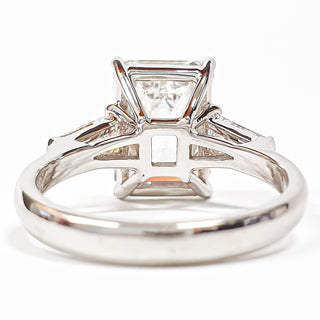 Emerald Cut with 2 Tapers Ring – Lab-Grown Diamond – 14K/18K White Gold – 2 Side Stones