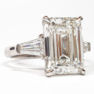 Emerald Cut with 2 Tapers Ring – Lab-Grown Diamond – 14K/18K White Gold – 2 Side Stones
