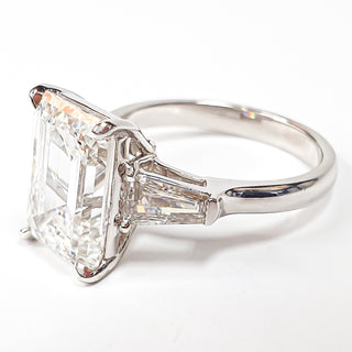 Emerald Cut with 2 Tapers Ring – Lab-Grown Diamond – 14K/18K White Gold – 2 Side Stones