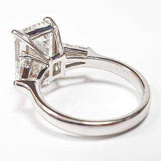 Emerald Cut with 2 Tapers Ring – Lab-Grown Diamond – 14K/18K White Gold – 2 Side Stones