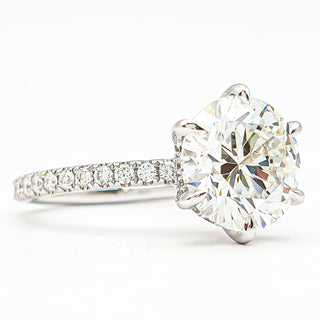 טבעת עגול סוליטר 6 שיניים בשיבוץ פאווה והידן היילו – יהלום מעבדה – זהב לבן 14/18 קראט