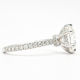 טבעת עגול סוליטר 6 שיניים בשיבוץ פאווה והידן היילו – יהלום מעבדה – זהב לבן 14/18 קראט