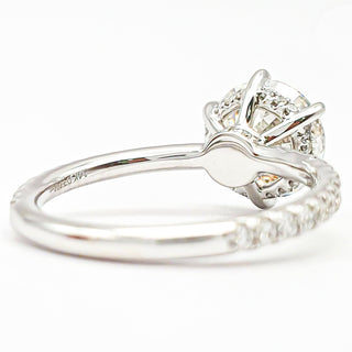 טבעת עגול סוליטר 6 שיניים בשיבוץ פאווה והידן היילו – יהלום מעבדה – זהב לבן 14/18 קראט