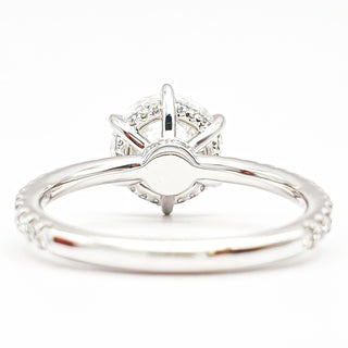 טבעת עגול סוליטר 6 שיניים בשיבוץ פאווה והידן היילו – יהלום מעבדה – זהב לבן 14/18 קראט