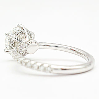 טבעת עגול סוליטר 6 שיניים בשיבוץ פאווה והידן היילו – יהלום מעבדה – זהב לבן 14/18 קראט