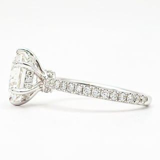 טבעת עגול סוליטר 6 שיניים בשיבוץ פאווה והידן היילו – יהלום מעבדה – זהב לבן 14/18 קראט