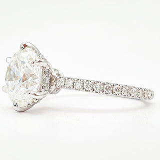 טבעת עגול סוליטר 6 שיניים בשיבוץ פאווה והידן היילו – יהלום מעבדה – זהב לבן 14/18 קראט