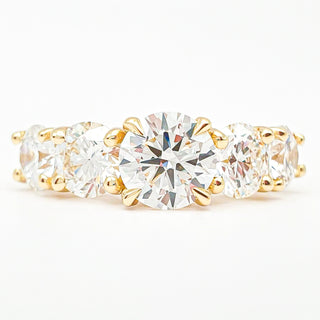 טבעת יהלום עגולה מבריקה 1.00-5.00 קראט – יהלום מעבדה – זהב צהוב 14 או 18 קראט - 18 אבני צד