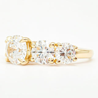 טבעת יהלום עגולה מבריקה 1.00-5.00 קראט – יהלום מעבדה – זהב צהוב 14 או 18 קראט - 18 אבני צד