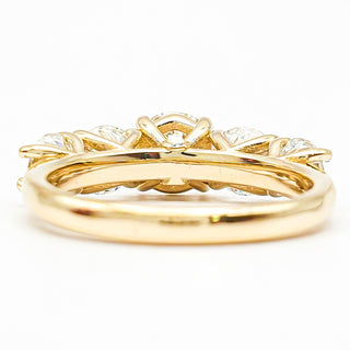 טבעת יהלום עגולה מבריקה 1.00-5.00 קראט – יהלום מעבדה – זהב צהוב 14 או 18 קראט - 18 אבני צד