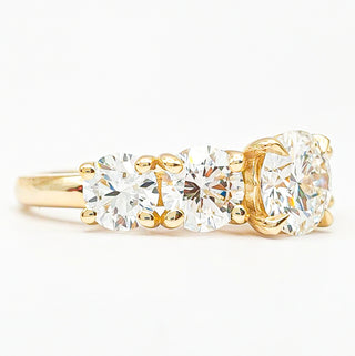 טבעת יהלום עגולה מבריקה 1.00-5.00 קראט – יהלום מעבדה – זהב צהוב 14 או 18 קראט - 18 אבני צד