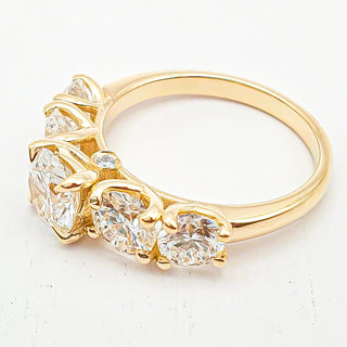 טבעת יהלום עגולה מבריקה 1.00-5.00 קראט – יהלום מעבדה – זהב צהוב 14 או 18 קראט - 18 אבני צד