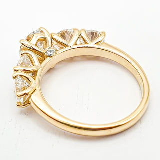 טבעת יהלום עגולה מבריקה 1.00-5.00 קראט – יהלום מעבדה – זהב צהוב 14 או 18 קראט - 18 אבני צד