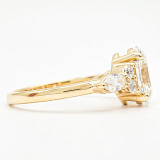 טבעת יהלום עגולה מבריקה 1.00-5.00 קראט – יהלום מעבדה – זהב צהוב 14 או 18 קראט - 18 אבני צד