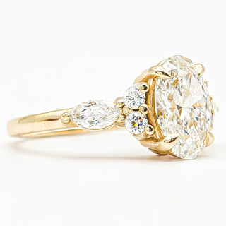 טבעת יהלום עגולה מבריקה 1.00-5.00 קראט – יהלום מעבדה – זהב צהוב 14 או 18 קראט - 18 אבני צד