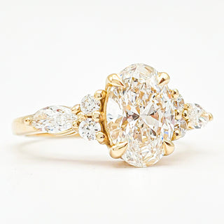 טבעת יהלום עגולה מבריקה 1.00-5.00 קראט – יהלום מעבדה – זהב צהוב 14 או 18 קראט - 18 אבני צד