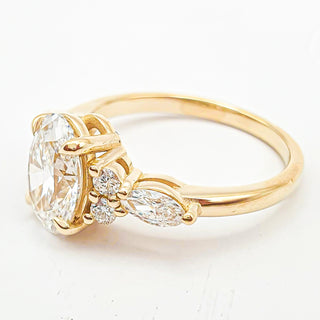 טבעת יהלום עגולה מבריקה 1.00-5.00 קראט – יהלום מעבדה – זהב צהוב 14 או 18 קראט - 18 אבני צד