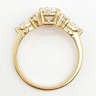 טבעת יהלום עגולה מבריקה 1.00-5.00 קראט – יהלום מעבדה – זהב צהוב 14 או 18 קראט - 18 אבני צד