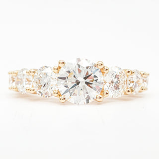 טבעת יהלום עגולה מבריקה 1.00-5.00 קראט – יהלום מעבדה – זהב צהוב 14 או 18 קראט - 18 אבני צד