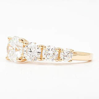 טבעת יהלום עגולה מבריקה 1.00-5.00 קראט – יהלום מעבדה – זהב צהוב 14 או 18 קראט - 18 אבני צד