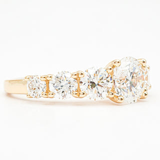 טבעת יהלום עגולה מבריקה 1.00-5.00 קראט – יהלום מעבדה – זהב צהוב 14 או 18 קראט - 18 אבני צד