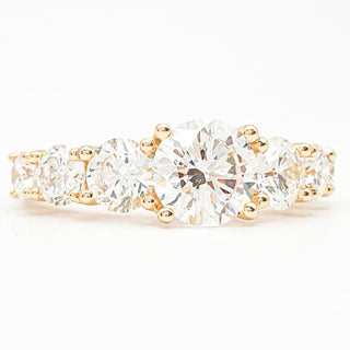 טבעת יהלום עגולה מבריקה 1.00-5.00 קראט – יהלום מעבדה – זהב צהוב 14 או 18 קראט - 18 אבני צד