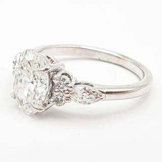 Oval Brilliant with Marquise Band – Lab-Grown Diamond – 14K/18K White Gold – 6 Side Stones