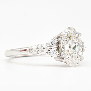 Oval Brilliant with Marquise Band – Lab-Grown Diamond – 14K/18K White Gold – 6 Side Stones