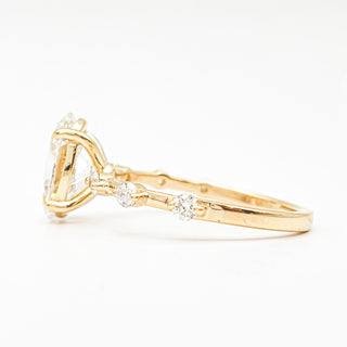 טבעת יהלום עגולה מבריקה 1.00-5.00 קראט – יהלום מעבדה – זהב צהוב 14 או 18 קראט - 18 אבני צד