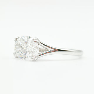 טבעת יהלום אובל סוליטר מבריקה 1.00-5.00 קראט – יהלום מעבדה – זהב לבן 14K/18K