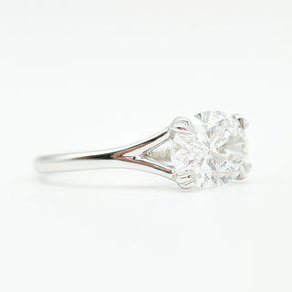 טבעת יהלום אובל סוליטר מבריקה 1.00-5.00 קראט – יהלום מעבדה – זהב לבן 14K/18K