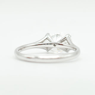 טבעת יהלום אובל סוליטר מבריקה 1.00-5.00 קראט – יהלום מעבדה – זהב לבן 14K/18K