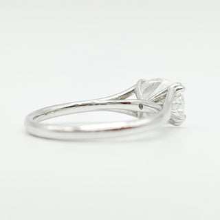 טבעת יהלום אובל סוליטר מבריקה 1.00-5.00 קראט – יהלום מעבדה – זהב לבן 14K/18K