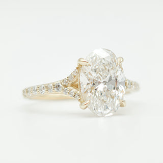 טבעת יהלום עגולה מבריקה 1.00-5.00 קראט – יהלום מעבדה – זהב צהוב 14 או 18 קראט - 18 אבני צד