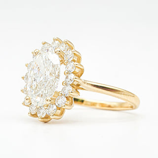 טבעת יהלום עגולה מבריקה 1.00-5.00 קראט – יהלום מעבדה – זהב צהוב 14 או 18 קראט - 18 אבני צד