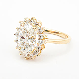 טבעת יהלום עגולה מבריקה 1.00-5.00 קראט – יהלום מעבדה – זהב צהוב 14 או 18 קראט - 18 אבני צד