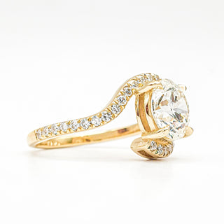 Round Brilliant Spiral Pavé Ring  – Lab Grown Diamond – 14K/18K Yellow Gold – 32 Side Stones