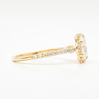 טבעת עגול עיצוב פרח בשיבוץ פאווה – יהלום מעבדה – זהב צהוב 14/18 קראט