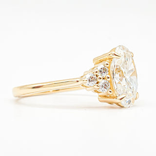 Oval Brilliant Ring – Lab Grown Diamond – 14K/18K Yellow Gold – 6 Side Stones