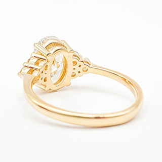 Oval Brilliant Ring – Lab Grown Diamond – 14K/18K Yellow Gold – 6 Side Stones